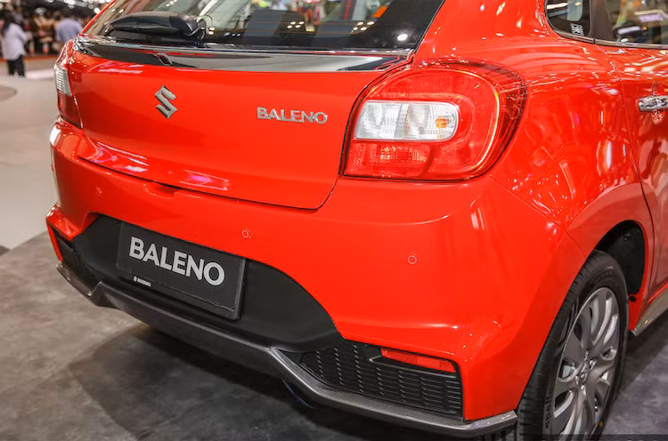 Ở phía đuôi xe, đèn hậu trang bị bóng LED. Phần cản sau thiết kế khá thế thảo