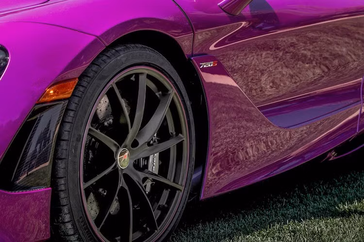 Xe chỉ mất 2,8 giây để tăng tốc từ 0-100 km/h và tốc độ tối đa 341 km/h. Hệ thống lái Proactive Chassis Control II của xe cũng đã được điều chỉnh lại dựa trên các thuật toán nghiên cứu từ đại học Cambridge. Ngoài ra 720S còn được trang bị tính năng Variable Drift Control giúp chiếc xe drift dễ hơn.