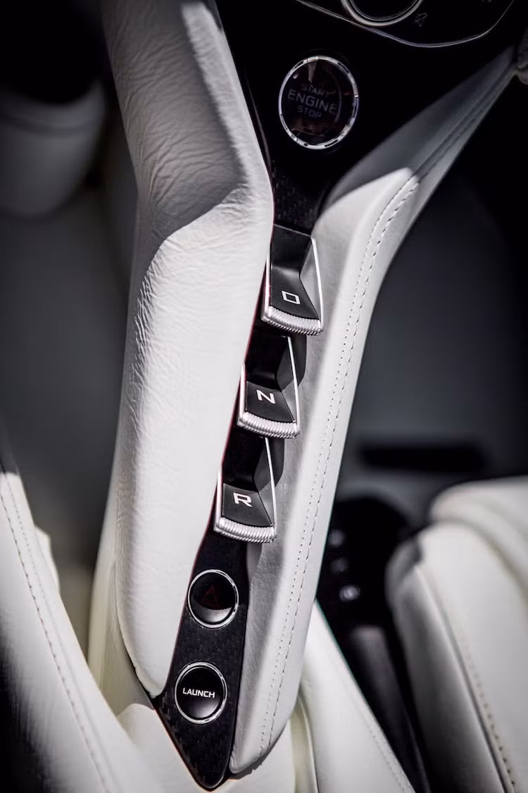 Theo McLaren, 720S sở hữu cabin sang trọng và có tính công thái học cao nhất trong số tất cả các dòng xe được hãng sản xuất. Ngoài màn hình hệ thống thông tin giải trí đặt dọc trên bảng điều khiển trung tâm như thế hệ trước, bảng đồng hồ của chiếc xe nay cũng là một màn hình màu đa thông tin.