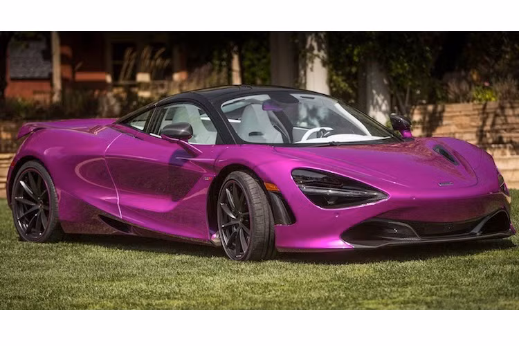 Với các thay đổi mới, McLaren 720S có công suất tối đa lên tới 720 PS (710 mã lực) và mô-men xoắn cực đại 770 Nm. Những con số này không chỉ khiến 720S mạnh hơn cả 2 đối thủ Lamborghini Huracan lẫn Ferrari 488 GTB mà còn khiến nó mạnh tương đương những siêu xe V12 ở đẳng cấp cao hơn như Ferrari 812 Superfast hay Lamborghini Aventador S.
