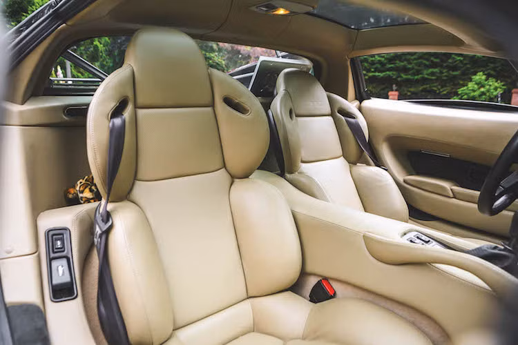 Thậm chí một số phóng viên được thử nghiệm chiếc xe vào thời kỳ đó còn nhận xét rằng nội thất của XJ220 quá thoải mái và thiếu đi "chất" thể thao so với các siêu xe khác. Tuy nhiên, thời gian đã chứng minh rằng Jaguar đã "đi trước thời đại" khi hiện nay, đa số các hãng siêu xe cũng thiết kế những chiếc "xế khủng" của họ đủ sang trọng và tiện nghi.