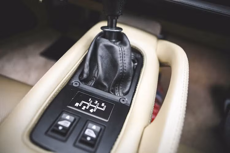 Động cơ tăng áp kép 3.5l V6 của xe có công suất tối đa lên tới 540 mã lực và mô-men xoắn cực đại đạt 644 Nm, giúp xe có thể tăng tốc từ 0-100 km/h trong 3,6 giây. Xe được trang bị hộp số sàn 5 cấp. Dù mạnh mẽ những nhờ có động cơ dung tích nhỏ, XJ220 đạt mức tiêu thụ nhiên liệu cực thấp, chỉ 8,8l xăng/100 km.