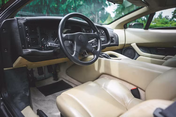 Có tổng cộng 275 chiếc XJ220 đã được Jaguar chế tạo. Mặc dù tới từ một hãng xe Anh Quốc nhưng chỉ có tổng cộng 69 chiếc XJ220 mang tay lái nghịch. Dù là một chiếc siêu xe cực mạnh mẽ nhưng nội thất của XJ220 rất sang trọng và thoải mái với các ghế ngồi thể thao bọc da êm ái.