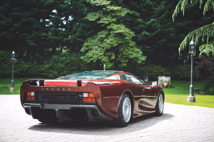 Tuy nhiên do ra đời vào đúng thời điểm khủng hoảng kinh tế diễn ra, có hệ động lực khác biệt với bản concept và mức giá lên tới 470.000 Bảng Anh vào năm 1992, doanh số của XJ220 đã không được thành công như Jaguar mong đợi.