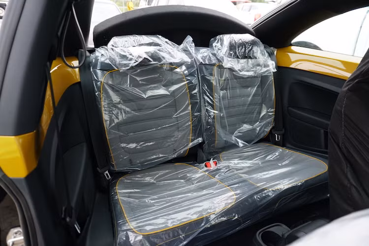 Bên cạnh đó, Beetle Dune còn sở hữu những trang bị như camera chiếu hậu và kiểm soát khoảng cách đỗ xe Park Distance, gói công nghệ Technology Package bổ sung thêm kiểm soát khí hậu hai vùng tự động Climatronic, cửa sổ trời chỉnh điện nghiêng và trượt, chìa khoá thông minh và nút bấm khởi động...