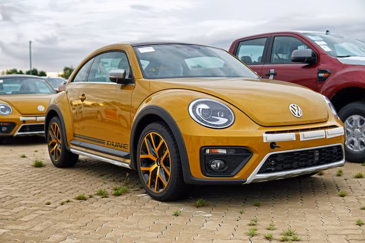 Đã "lỡ hẹn" 1 năm, phải tới ngày 17/8/2017 vừa qua những chiếc Volkswagen Beetle Dune với đầy đủ 3 màu trắng, xanh và đen mới "cập bến" cảng Hiệp Phước tại Sài Gòn. . Đây là phiên bản đặc biệt của dòng xe "con bọ huyền thoại" Beetle, lấy cảm hứng từ những chiếc xe đua Baja Bugs trong thập niên 60.