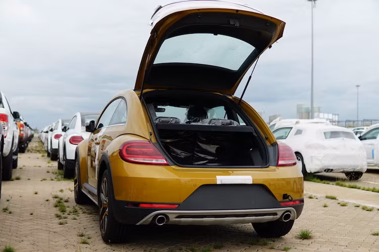 So với đối thủ MINI 3 cửa, dù có vòm mui cong tròn nhưng Beetle Dune, cũng như mọi phiên bản Beetle thế hệ mới khác đều có thể tích khoang hành lý lớn hơn 50l, đạt 310l. Nhờ có hàng ghế sau gập 50/50, khoang hành lý của xe thậm chí còn có thể "nới rộng" thành 905 lít.