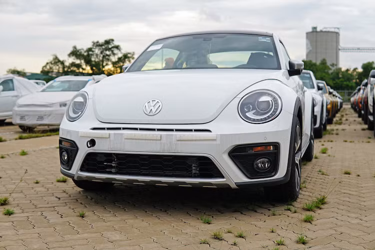 So với phiên bản thường, con bọ Beetle Dune nổi bật và khỏe khoắn hơn với nhiều thay đổi về thiết kế theo phong cách của một chiếc xe "con bọ" Beetle Type 1 cổ, được độ theo phong cách baja hay chạy đồi cát, đúng như tên gọi Dune của xe đã chỉ ra.