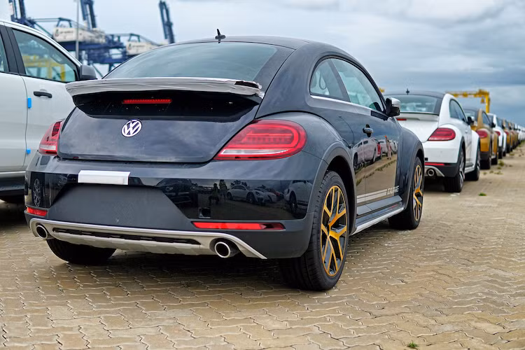 Những thay đổi nội thất dễ nhận ra nhất bao gồm bodykit thể thao cùng các tấm ốp nhựa xung quanh thân xe và bộ mâm 5 cánh kép 2 tông màu độc đáo. Ngoài ra, phiên bản này còn có ốp gương màu bạc kim loại với thiết kế góc cạnh và một cánh đuôi gắn bên dưới kính sau.