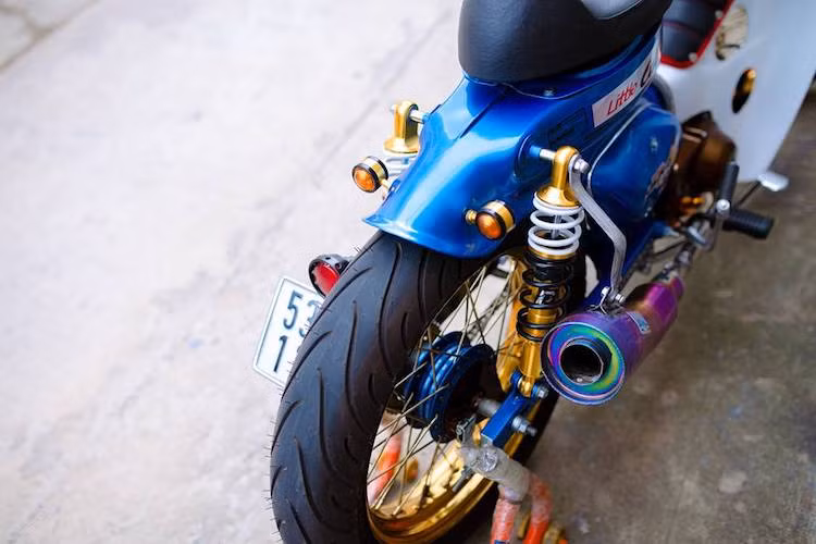 Để lắp được bánh lớn hơn, giảm xóc "giò gà" và dè sau của xe đã được nới rộng. Đồng thời, gắp sau cũng được thay thế để lắp vành bản lớn kèm lốp 140/70/17. Bộ yên nguyên bản cũng đã được thay bằng yên kiểu cafe racer, trong khi dè sau được cắt ngắn. Các chi tiết như giảm xóc sau mới và túi da gắn yếm hoàn thành bản độ Street Cub từ Little Cub này.