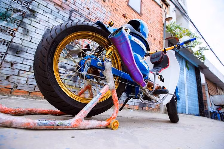 So với những dòng Super Cub khác, Little Cub có bánh nhỏ hơn khi đường kính chỉ 14 inch thay vì 17 inch. Chính vì vậy, chiếc xe có chiều cao yên thấp hơn và có thể dễ dàng điều khiển ngay cả với phái đẹp.