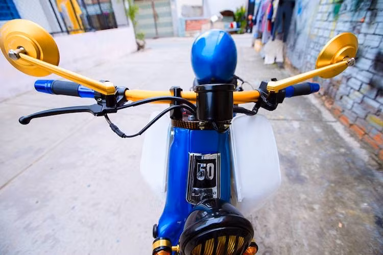 Bắt nguồn từ Indonesia, phong cách Street Cub khiến những chiếc Super Cub trở nên "ngầu" và "chất chơi" hơn mà không bị mất đi vẻ đẹp nguyên bản. Theo đặt hàng của một người Thái Lan đang sinh sống tại Việt Nam, một xưởng độ Sài Gòn đã kết hợp phong cách Street Cub với kiểu độ "màu mè" như những chiếc xe độ kiểng Thái.