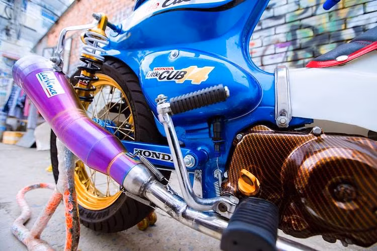 Động cơ nguyên bản 50 cc của xe đã được nâng dung tích để có thể "kéo" được bánh lớn. 2 bên bưởng máy đã được hoàn thiện khá độc đáo với cặp bưởng máy sơn nhúng vân sợi kevlar. Hệ thống xả của xe cũng rất "màu mè" với lon pô Leovince ánh màu tím.