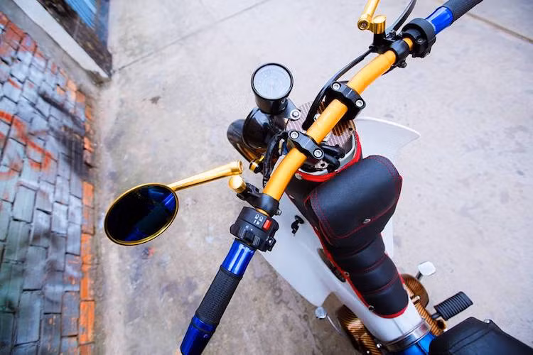 Một chiếc Super Cub độ kiểu Street Cub "chuẩn mực" sẽ được cắt bỏ dè sau và thay phần đầu thành ghi-đông trần. Ở phía trước, phần đầu xe nguyên bản đã bị loại bỏ, thay vào đó là ghi-đông trần kèm một số "đồ chơi" như gương hậu Rizoma và cùm công tắc rút gọn. Cụm đèn trước của xe đã được chuyển xuống gần dưới dè.