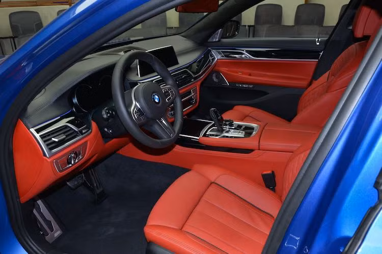 Bên trong nội thất của M760Li xDrive cũng được nâng cấp với các chi tiết ốp từ bộ phận đặt hàng riêng BMW Individual, logo V12 ở bệ điều khiển trung tâm và tay lái thể thao. Không chỉ có đầy đủ các trang bị cao cấp, chiếc xe này còn được chủ nhân đặt màu nội thất đỏ khá "chói" và tương phản với sắc xanh dịu mắt của vỏ xe.