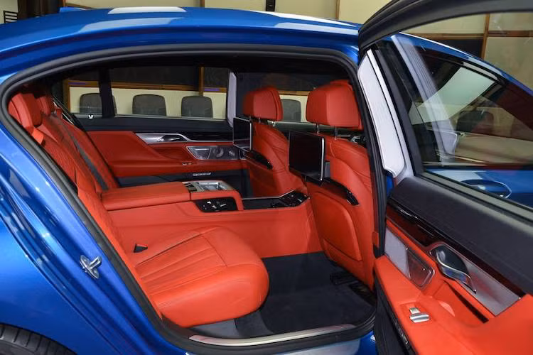 Một số chi tiết khác như hàng ghế trước thể thao, các ghế ngồi hoa văn đặc biệt, bệ cửa có đèn LED với dòng chữ M760i và bảng đồng hồ với giới hạn tối đa 330 km/ giúp phiên bản này trở nên khác biệt với những chiếc 7 Series khác.