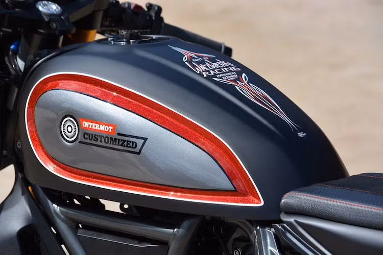 Bình xăng của xe được "chế" lại từ bình của Scrambler với 2 màu từ catalogue của Porsche: đen mờ Basalt và xám bóng Agate. Để tạo thêm "chất" xe độ, một dải màu đỏ ánh kim metalflake và những đường vẽ tay pinstripe đã được bổ sung.