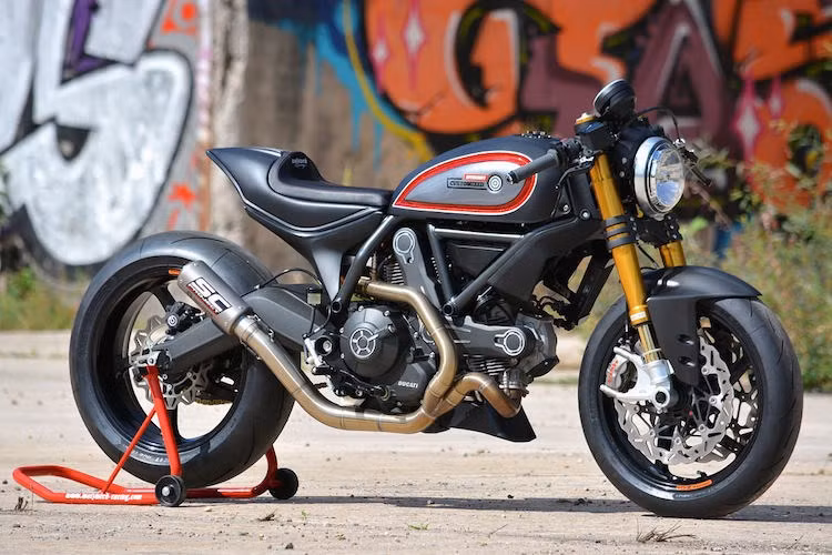 Thay vì nhấn mạnh tới những nét "bụi bặm" vốn có của Ducati Scrambler - hãng độ Marcus Walz, Đức đã "lái" nó sang hướng cafe racer mới mẻ, độc đáo.