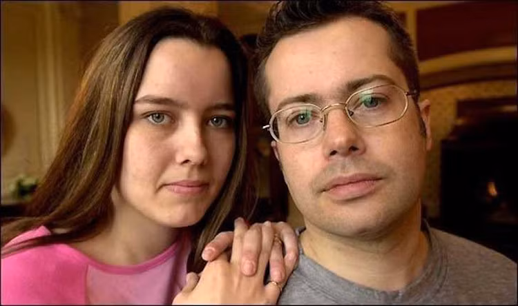 Cặp vợ chồng Martyn và Kay Tott: Vợ chồng nhà Tott may mắn trúng giải xổ số jackpot trị giá 5 triệu USD, nhưng họ lại đánh mất tờ vé số. Camelot Group, công ty điều hành giải số xố trên, đã mở cuộc điều tra kéo dài bảy tuần để tìm tờ vé nhưng kết quả không mấy khả quan. Theo luật của công ty, sau 30 ngày mà chủ nhân của tờ vé trúng thưởng không nộp cho công ty thì giải thưởng ấy sẽ bị bỏ ngỏ. Chỉ vì sự việc này, cuộc sống hôn nhân của Martyn và Kay trở nên tồi tệ.