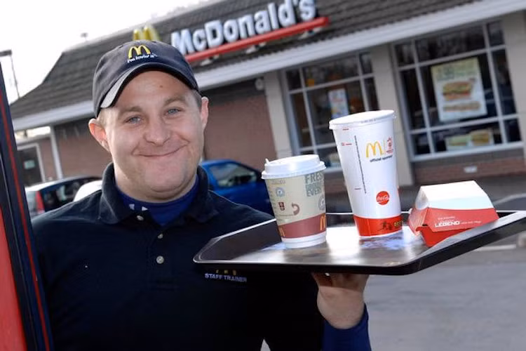 Luke Pittard: Có trong tay 1,9 triệu USD trong năm 2006, nhưng Luke Pittard nhanh cóng tiêu pha vô độ. Đúng 1 năm kể từ khi trúng số, anh đã quay về kiếp tay trắng chỉ vì ăn chơi sa đọa. Hiện anh tiếp tục làm công việc lật bánh hamburger tại McDonald's.