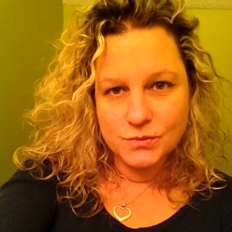 Suzanne Mullins: Năm 1993, cô từng trúng giải thưởng 4,2 triệu USD nhờ chơi loto tại Virginia. Thay vì nhận giải thưởng một lần, cô chia đều số giải thưởng ra ba phần và lần lượt mỗi năm nhận một phần. Năm 2006, cô lại vướng vào khoản nợ với một công ty và hứa sẽ trả khi tới kỳ lãnh tiền. Nhưng tới nay cô vẫn quỵt tiền với lý do trả tiền chữa bệnh cho con rể.