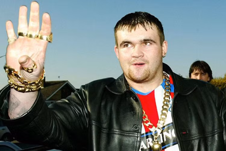 Gerald Muswagon: Là chủ nhân của giải thưởng xổ số jackpot trị giá 10 triệu USD ở Canada năm 1998, Gerald sau đó phung phí tiền thưởng mua nhiều nhà cửa, xe cộ cho bạn bè và người thân, đồng thời dính vào chất gây nghiện, rượu bia. Năm 2005, nợ nần chồng chất, Muswagon treo cổ kết liễu cuộc đời trong gara của cha mẹ anh.