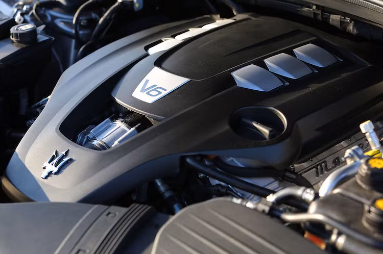 Các phiên bản động cơ của Ghibli 2018 sẽ vẫn giữ nguyên với 2 loại máy V6 3.0 chạy xăng và diesel. Trong đó, phiên bản chạy xăng sẽ có 2 mức công suất là 350 hoặc 410 PS, và bản chạy diesel mạnh 275 PS.