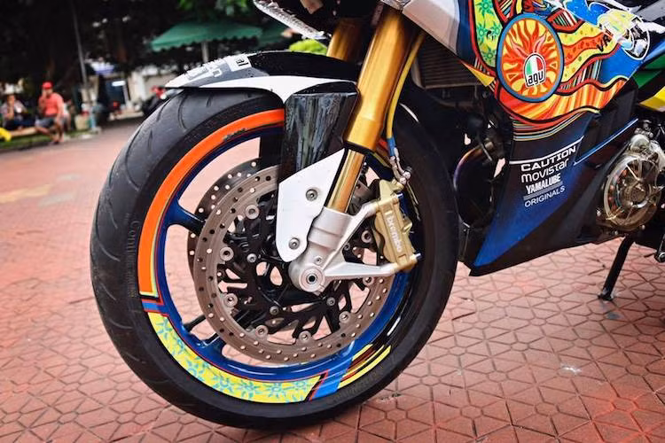 Ở phía trước, chiếc xe vẫn được trang bị mâm 5 cây lấy từ Yamaha R1 thế hệ trước, cùng với cặp đĩa phanh cũng của R1. Trong khi đó, hệ thống phanh xe đã được thay từ heo của Kawasaki Z1000 sang loại Brembo từ BMW S1000RR, kèm theo dây dầu Earl's.