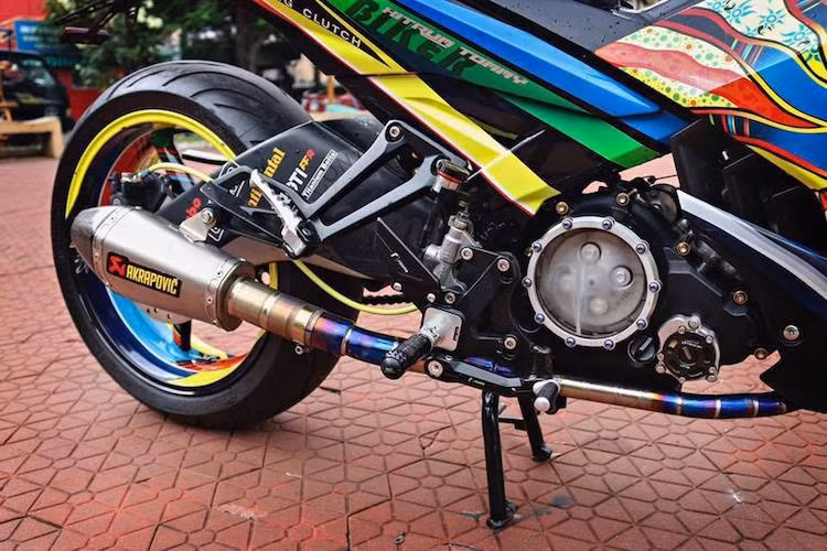 Khí thải của động cơ được truyền qua hệ thống xả với cổ pô titan và pô Akrapovic cho âm thanh uy lực, trầm ấm. Với dàn để chân Rizoma, chiếc Exciter đã có tư thế ngồi thể thao hơn. Hệ thống phanh sau cũng được nâng cấp, bắt đầu từ bình dầu AEM Titanium và kết thúc ở heo Brembo 1 pis tháo từ BMW S1000RR.