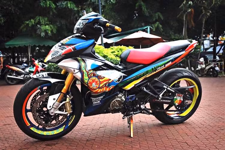 Là một trong những bản độ "tiên phong" theo phong trào bánh lớn tại Việt Nam, chiếc Yamaha Exciter 150 đã được chủ xe độ lại với những phụ tùng lấy từ các dòng môtô phân khối lớn với chi phí khoảng hơn 200 triệu đồng, với phong cách độ này, chiếc xe vẫn giữ được độ "chất" dù đã trải qua một thời gian khá dài kể từ lúc hoàn thành.