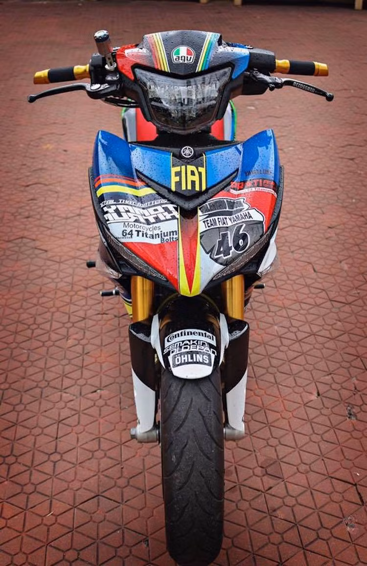 Mới đây, mẫu xe Exxciter độ này vừa được chủ nhân của nó nâng cấp thêm một số chi tiết mới để "theo kịp" với thời đại. Trong đó, đáng kể nhất là cặp phuộc trước USD nay đã được nâng cấp lên phuộc Ohlins cao cấp hơn. Bên cạnh đó, phần đầu xe cũng có cụm đèn pha LED hiện đại hơn, được cung cấp bởi thương hiệu Việt ZHIPAT.