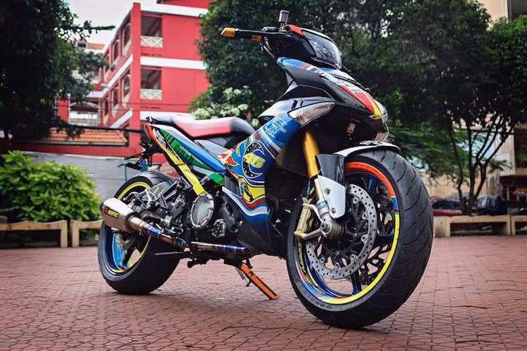 Sau khi mẫu xe máy Yamaha Exciter 150 ra mắt vào cuối năm 2014, dòng xe này đã nhanh chóng trở thành mẫu xe thường xuyên được độ nhất tại Việt Nam. Trong đó, một phong cách độ mới xuất hiện từ phiên bản 150 đó là "chế cháo" chiếc xe với "dàn chân khủng" và những phụ tùng từ môtô phân khối lớn.