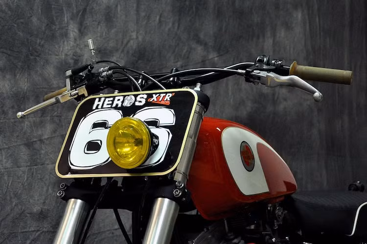 Đúng theo yêu cầu của khách hàng và đồng thời tạo dáng street tracker cho Harley Dyna, tay lái cao Pro Taper đã được trang bị cho chiếc xe. Bên dưới tay lái, phần đầu xe bao gồm tấm biển số 66 đúng theo phong cách xe đua đường đất, nhưng có đèn pha để đủ điều kiện lưu thông ngoài đường.