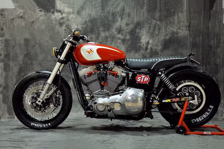 Vốn được bán với cặp mâm đúc, tuy nhiên trên bản độ của Pepo, anh đã thay mâm nguyên bản của Dyna bằng cặp bánh căm theo đúng phong cách hoài cổ.