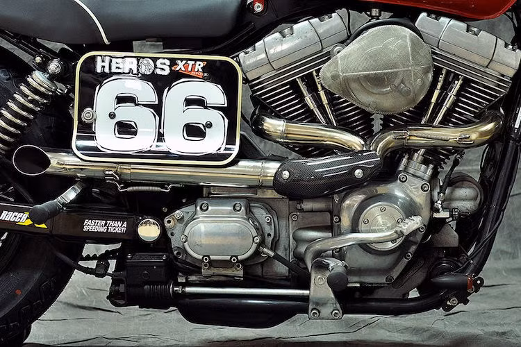 Khối động cơ V-Twin của Harley Dyna cũng đã được cải tiến nhẹ với chế hòa khí được cân chỉnh, sử dụng họng hút gió lớn hơn và bọc trong bộ lưới "hàng thửa". Để người lái có thể dễ dàng tiếp cận với sức mạnh động cơ, Pepo đã sử dụng cùm ga cuốn Gonelli.