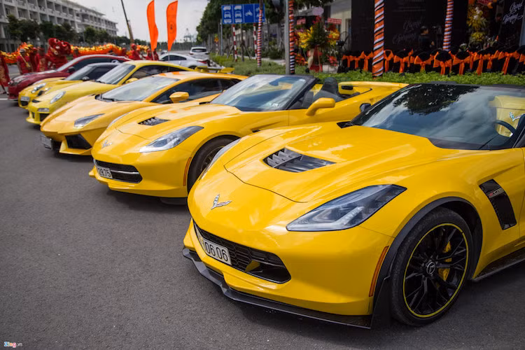 Sức hút lớn nhất đến từ sự hiện diện của 5 mẫu xe ôtô thể thao màu vàng nổi bật, bao gồm Chevrolet Corvette Z06, Chevrolet Corvette Stingray, Lamborghini Aventador LP700-4, Porsche 911 độ V-GT và Afla Romeo 4C Launch Edition.