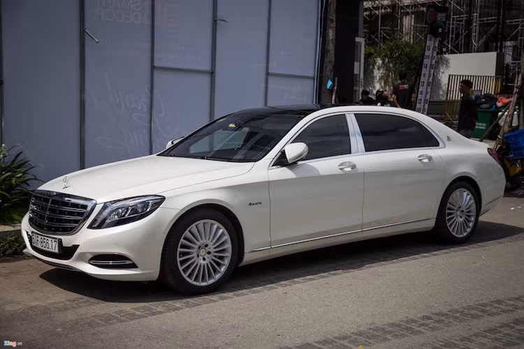 Một chiếc Mercedes-Maybach S400 cũng tham dự sự kiện. Mẫu sedan hạng sang vừa mới ra mắt tại thị trường ôtô Việt Nam cách đây gần 5 tháng với giá bán 6,9 tỷ đồng.