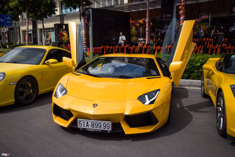 Lamborghini Aventador LP700-4 màu vàng, mang biển số 51A-899.99 thường xuyên góp mặt tại các sự kiện. Xe về nước ngày 6/6/2012 và là chiếc Aventador đầu tiên lăn bánh tại Việt Nam. Aventador được lắp khối động cơ V12, hút khí tự nhiên, dung tích 6.498 cc, công suất tối đa 690 mã lực và mô-men xoắn cực đại 690 Nm. Siêu xe này có thể tăng tốc 0-100 km/h trong 2,9 giây.