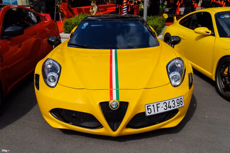Alfa Romeo 4C Launch Edition xuất hiện tại sự kiện với "bộ cánh" màu vàng. Launch Edition chính là phiên bản đặc biệt đầu tiên của Alfa Romeo 4C. Có tổng tất cả 1.000 chiếc trên toàn thế giới, trong đó, 500 cho thị trường Bắc Mỹ, 400 cho thị trường châu Âu và 100 cho các thị trường khác. Chiếc Alfa Romeo 4C Launch Edition tại Việt Nam được đánh số 116 trong 500 chiếc dành cho thị trường Bắc Mỹ.