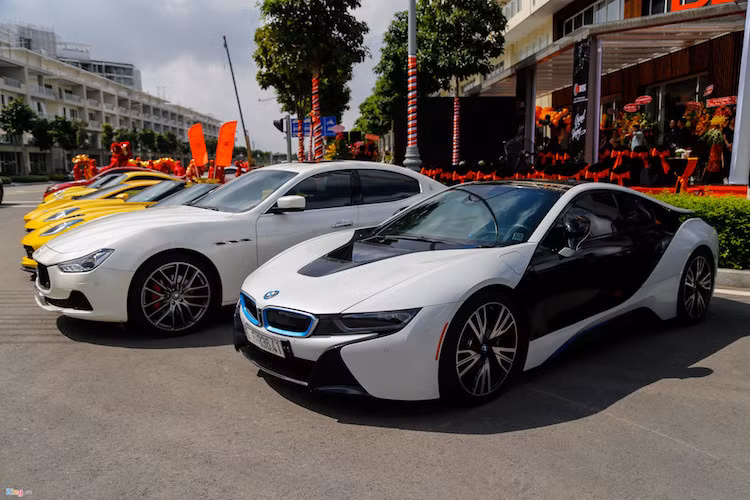 Kế bên BMW i8 là Maserati Ghibli, mẫu xe "em út" trong dải sản phẩm của thương hiệu "cây đinh ba" của Italy.