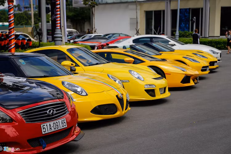 Sáng 6/8, dàn siêu xe khủng và xe thể thao hơn 10 chiếc tụ họp tại buổi khai trương một công ty trang trí nội thất ở Sài Gòn. Dàn xe có sự góp mặt từ nhiều thương hiệu đình đám như Lamborghini, Porsche, Chevrolet, Alfa Romeo, Maserati... thu hút sự hiếu kỳ của người đi đường.