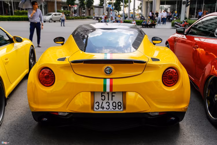 Alfa Romeo 4C Launch Edition sử dụng động cơ tăng áp đặt giữa, làm hoàn toàn bằng nhôm 1.750cc, 4 xy-lanh thẳng hàng, cho công suất tối đa 237 mã lực, mô-men xoắn 350Nm, hộp số ly hợp kép Alfa TCT 6 cấp tự động đi kèm lẫy chuyển số trên vô-lăng, thêm chế độ “Launch Control” so với bản tiêu chuẩn.