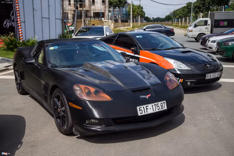 Cặp đôi Chevrolet Corvette C6 và Toyota Celica đứng ở sau cùng đội hình. Cả 2 chiếc xe đều đã độ lại nhiều chi tiết.