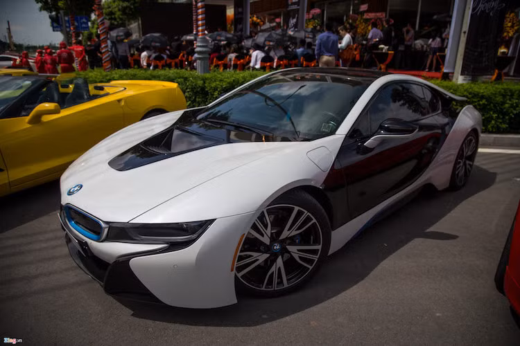 BMW i8 từng là hiện tượng trong giai đoạn 2015-2016 tại Việt Nam. Mẫu xe thể thao hybrid được giới chơi xe săn đón, đẩy số lượng BMW i8 lăn bánh ở Việt Nam lên tới hàng chục chiếc. Sức mạnh của xe đến từ động cơ xăng 1.5L 3 xy-lanh, công suất 231 mã lực đặt phía sau và mô-tơ điện công suất 131 mã lực đặt ở cầu trước. Động cơ xăng truyền lực tới bánh sau qua hộp số tự động 6 cấp, còn mô-tơ điện làm quay bánh trước qua hộp số tự động 2 cấp.