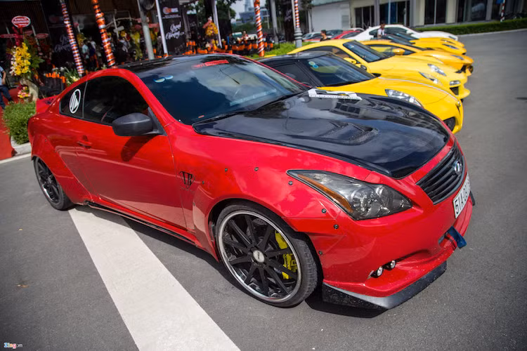 Infiniti G37 độ thân rộng Liberty Walk của một xưởng độ xe hơi có tiếng tại Sài Gòn. Bên cạnh đó, xe còn có nhiều chi tiết thay đổi ở ngoại thất, như mâm, hệ thống phanh, ống xả, nắp capo,...