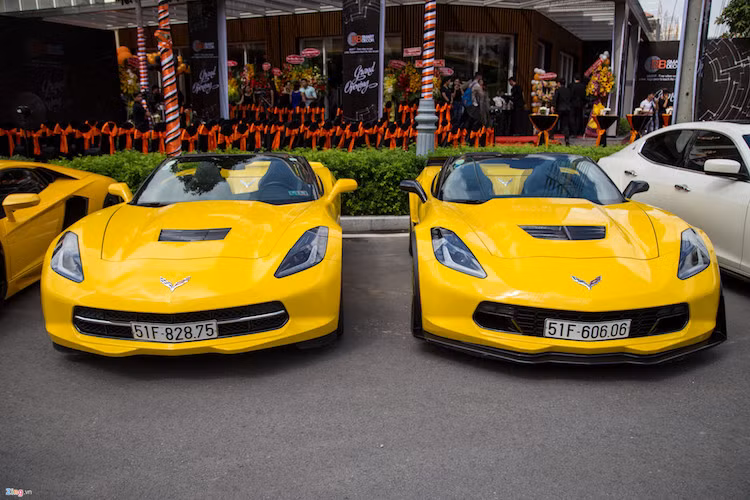 Cặp đôi Chevrolet Corvette thế hệ mới nhất, đều chọn cấu hình mui trần. Bên trái là Corvette Stingray bản thường, trong khi bên phải là bản hiệu năng cao Z06. So với bản Stingray, Z06 mạnh hơn gần 200 mã lực, sử dụng động cơ siêu nạp V8 6.2L, thời gian tăng tốc từ 0-100 km/h trong chưa đầy 3 giây.