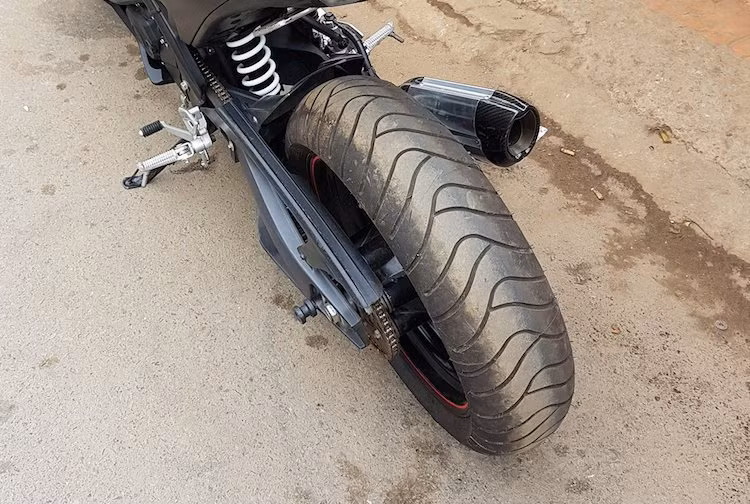 Tương tự như bánh trước, bánh sau của chiếc xe cũng đã được thay thế với mâm từ Honda CB400SF. Bên cạnh đó, TTD bộ gắp nguyên bản của chiếc xe bằng gắp từ một mẫu sportbike phân khối lớn khác, khiến "dàn chân" phía sau xe trông cứng cáp và thể thao hơn.