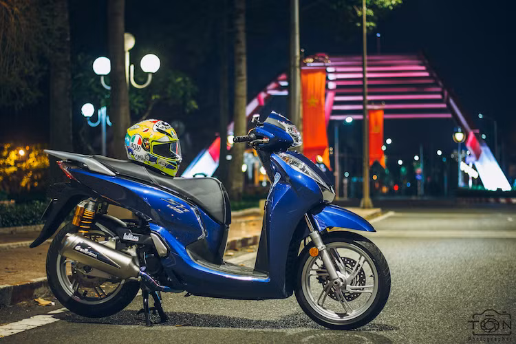 Vào cuối năm 2016 tại Hà Nội, mẫu xe ga Honda SH300i mới chính thức được Honda Việt Nam công bố phân phối chính thức. Tuy nhiên từ trước thời điểm trên, mẫu xe này đã được bán khá nhiều tại Việt Nam qua các cửa hàng tư nhân và có thể nói đây chính là dòng xe tay ga phân khối lớn thành công nhất tại Việt Nam.