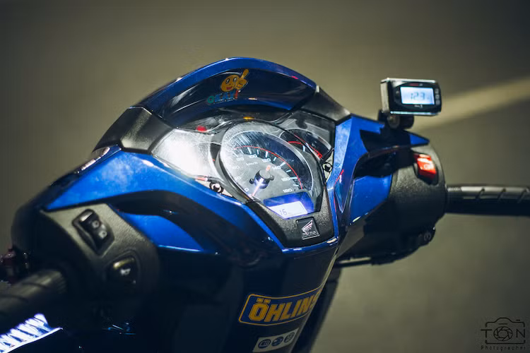 Cụm đồng hồ nguyên bản của SH300i có các tính năng khá giống như SH125/150i nhỏ hơn và chỉ dừng ở mức cơ bản. Chính vì vậy, chủ xe đã bổ sung thêm cho SH300i một đồng hồ Koso Mini 3 nhỏ gọn trên tay lái, bổ sung thêm đo điện bình, đồng hồ lớn hơn và một số tính năng khác.