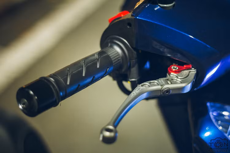 Những phụ tùng này đều được thiết kế dành riêng cho mẫu xe ga SH300i độ này có thể lắp cho nhiều dòng xe khác nhau, khiến thiết kế nguyên bản được giữ nguyên. Ở phía trên tay lái, cặp tay phanh CRG Roll-a-Clock đã thay thế cho tay nguyên bản của Honda, chống gãy khi xe đổ và có khả năng điều chỉnh linh hoạt hơn.